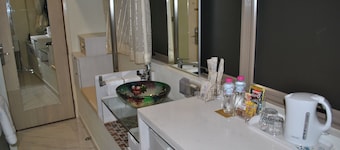 Jayleen Clarke Quay Hotel