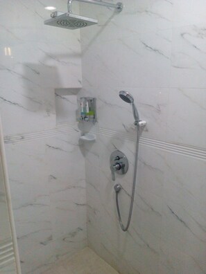 Ducha del cuarto de baño