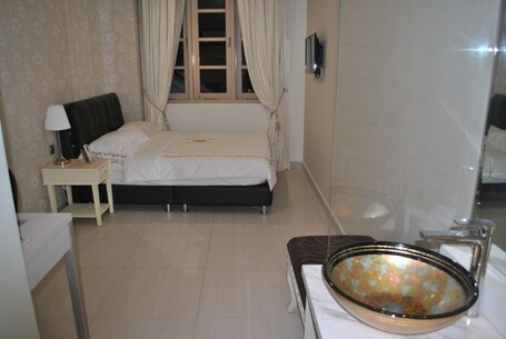Jayleen Clarke Quay Hotel - Image 12