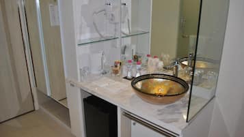 Shower, free toiletries, hair dryer, towels