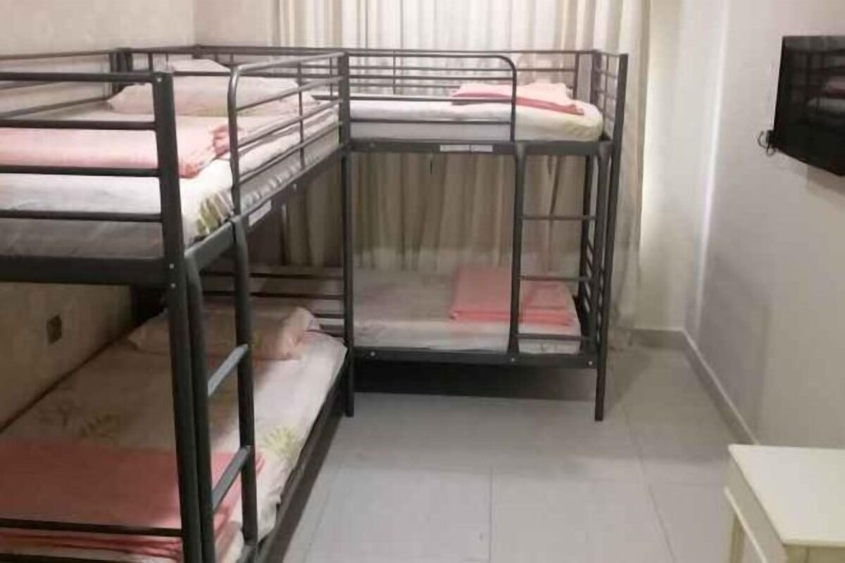 Caja de seguridad en la habitación y escritorio 