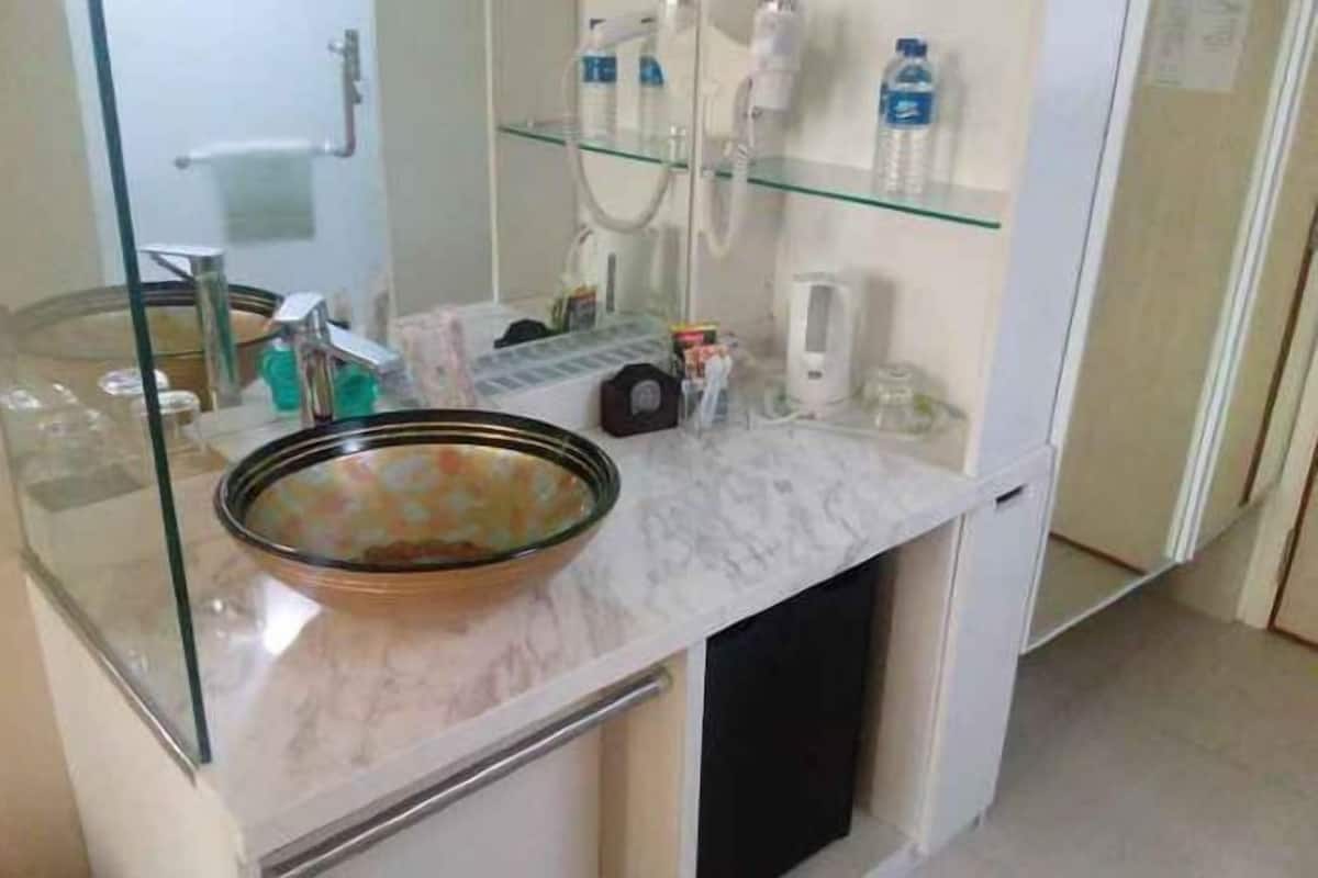 Ducha, artículos de tocador gratuitos, secador de pelo, toallas