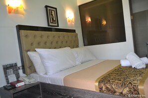 Camera Standard, 1 letto matrimoniale | Minibar, una scrivania, ferro/asse da stiro, Wi-Fi gratuito