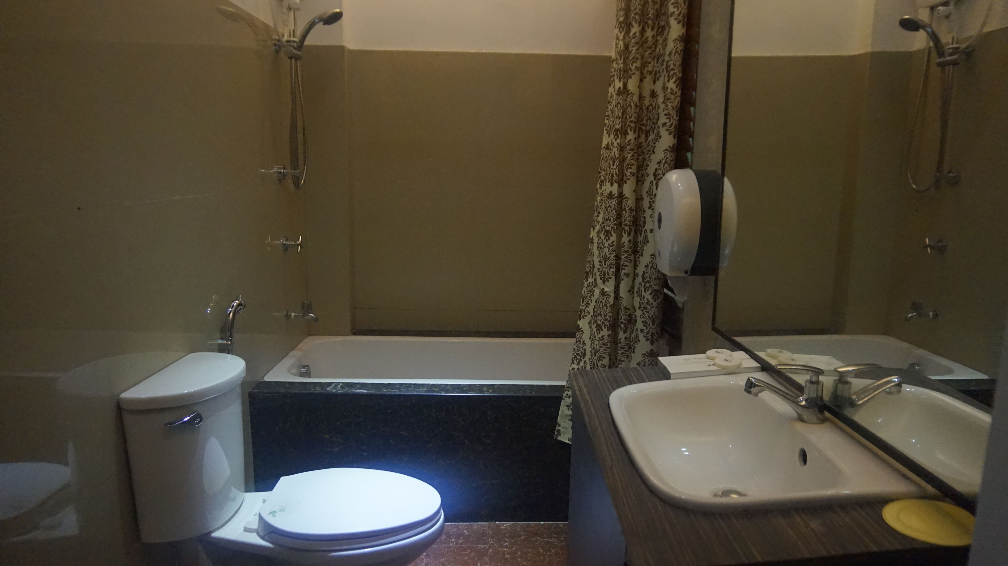 Une salle de bain avec des toilettes, un lavabo et une baignoire.