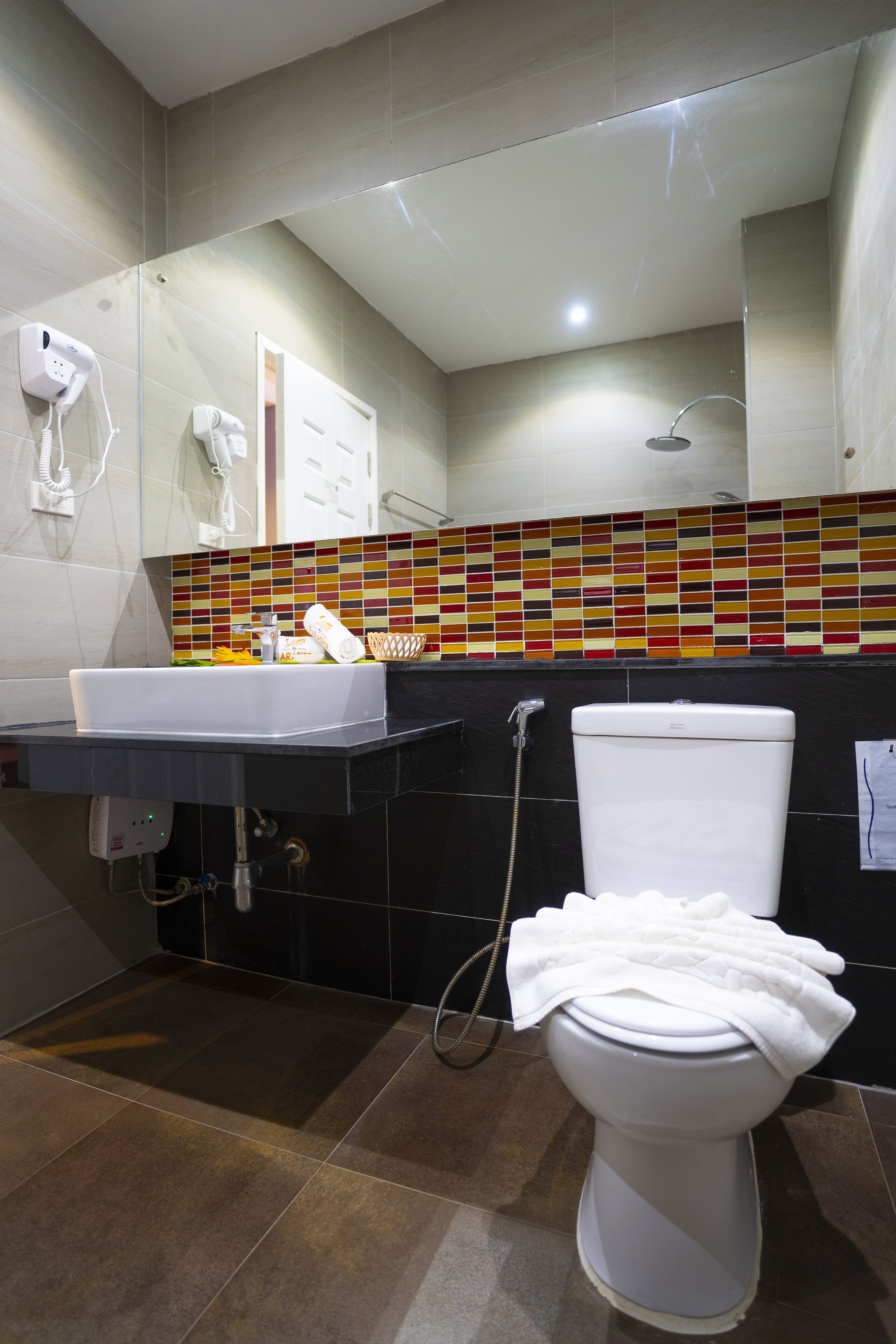 Ein modernes Badezimmer mit Toilette, Waschbecken und Dusche.