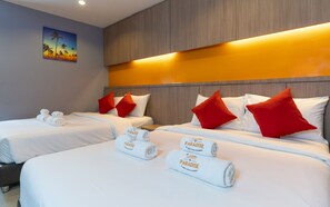 Quadruple Room, 2 Queen Beds | Una cassaforte in camera, Wi-Fi gratuito, lenzuola