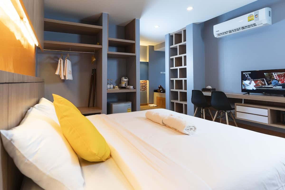 Deluxe Room, 1 King Bed | 1 bedroom, in-room safe, free WiFi, bed sheets