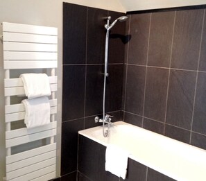 Superior-Doppel- oder -Zweibettzimmer | Badezimmer | Kostenlose Toilettenartikel, Haartrockner, Bademäntel, Hausschuhe
