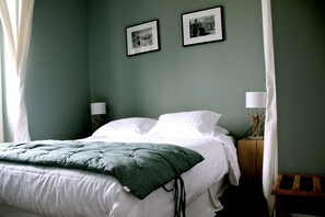 Suite, 1 habitación | Ropa de cama de alta calidad, caja fuerte, decoración individual