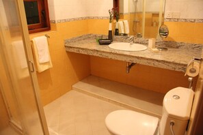 Deluxe Room | Bathroom | Shower, free toiletries, hair dryer, towels