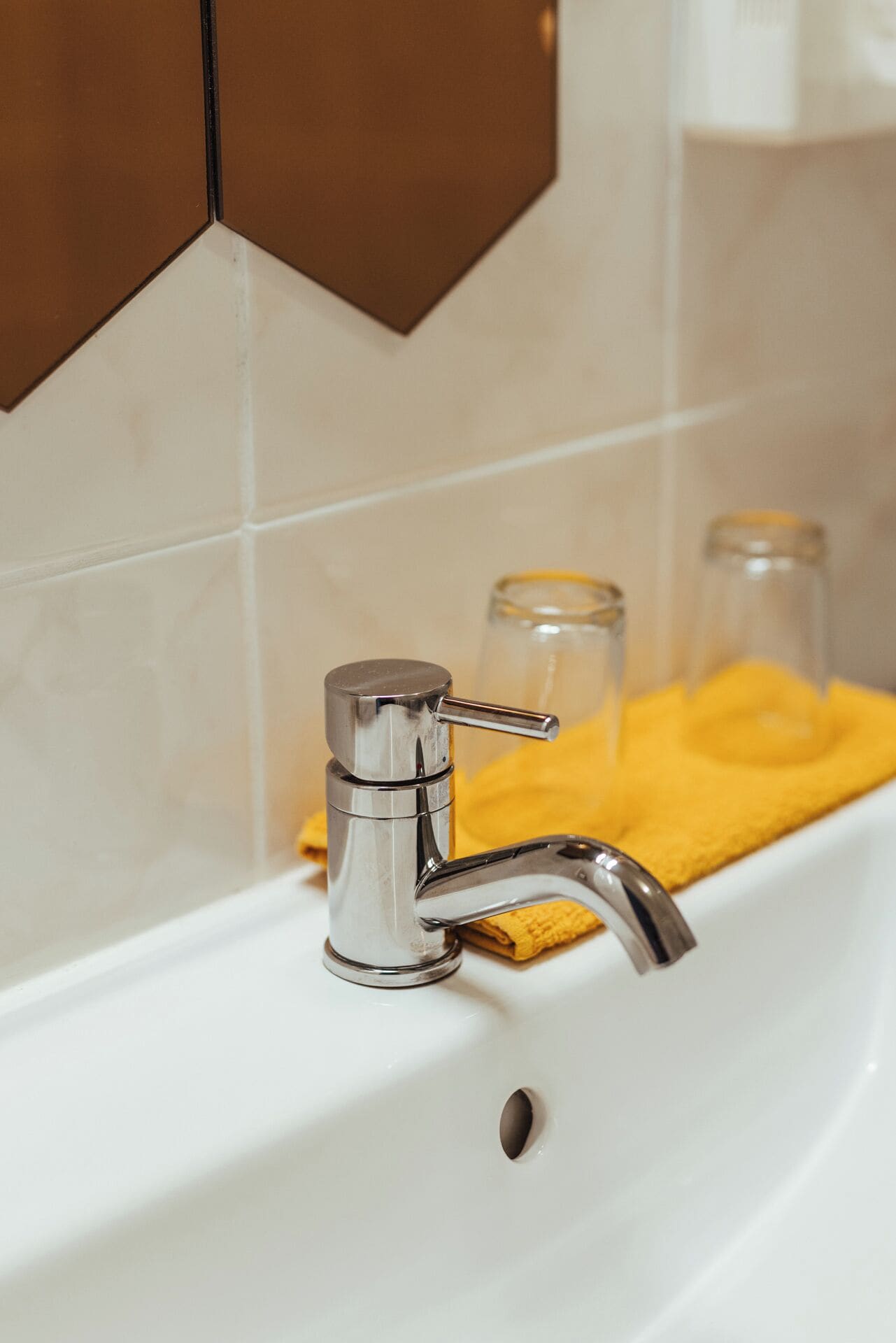 separate bathtub and shower, towels