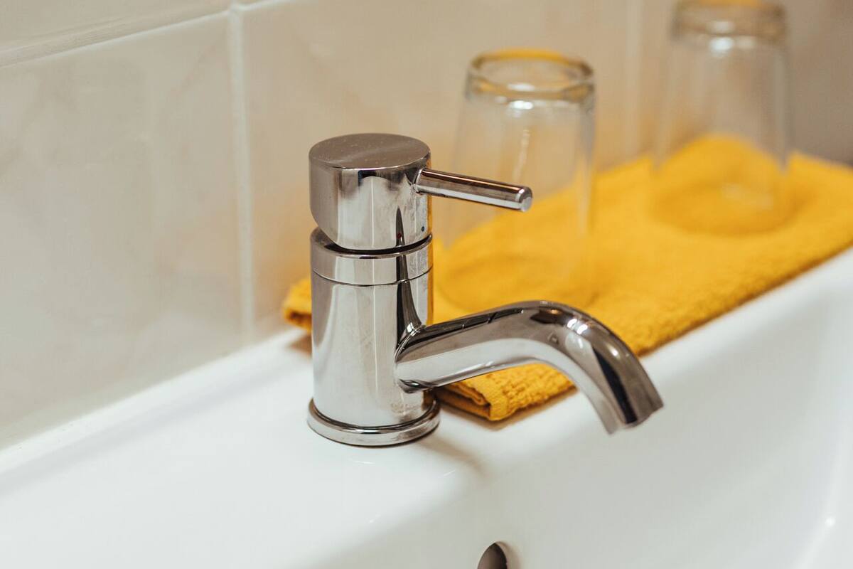 separate bathtub and shower, towels