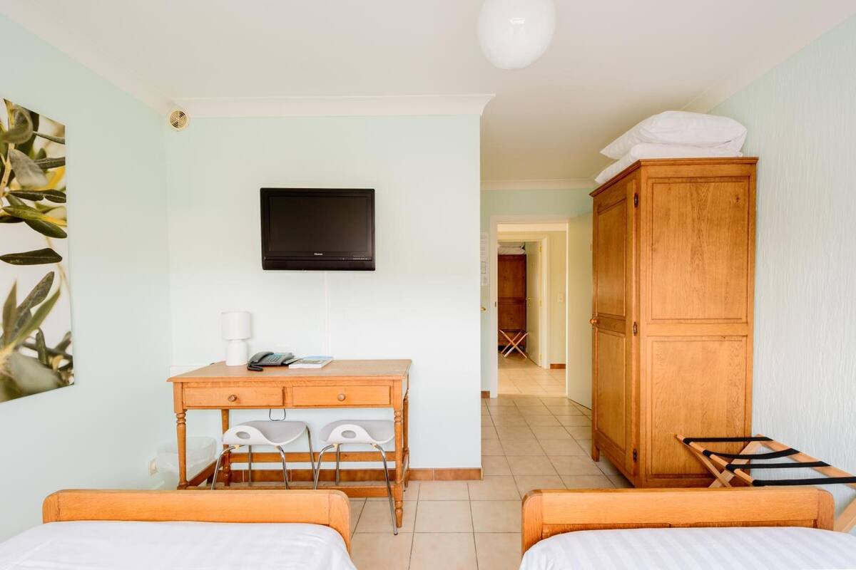 in-room safe, rollaway beds, free wifi