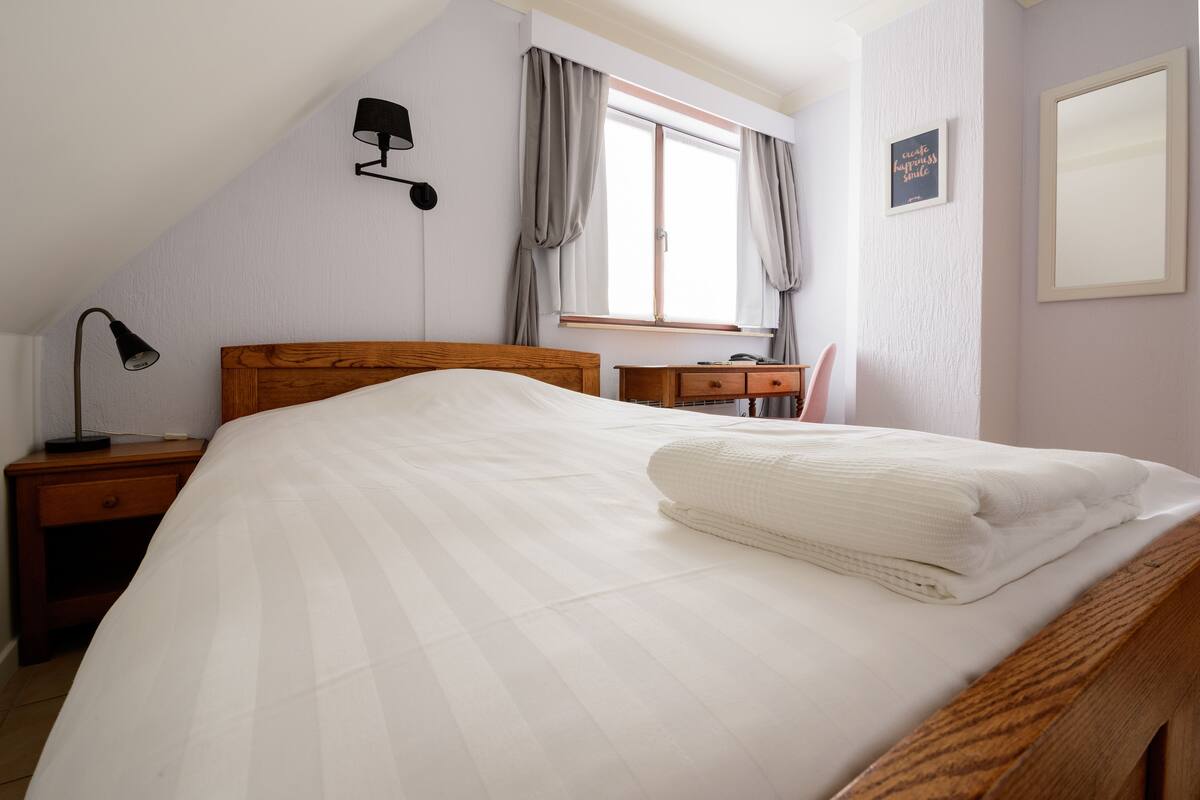 single room | in-room safe, rollaway beds, free wifi