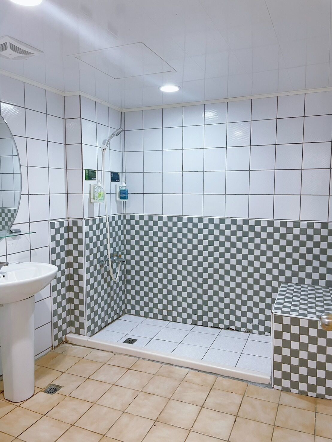 Classic Quadruple Room, 2 Double Beds | Bathroom | Shower, hair dryer, towels, shampoo