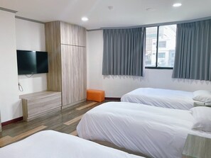Quarto triplo standard, várias camas | Wi-Fi de cortesia, roupa de cama
