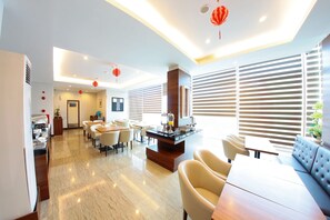 Breakfast, lunch, dinner served; Indonesian cuisine  - The One Hotel Makassar (Makassar)