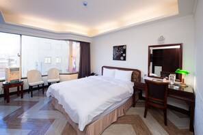 Chambre Deluxe double | Bureau, espace de travail pour ordinateurs portables