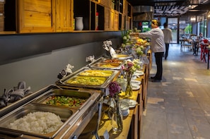 Tägliches Frühstücksbuffet gegen Gebühr