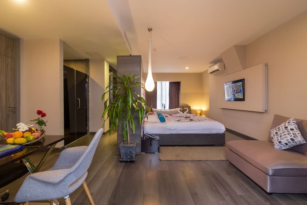 Egyptian cotton sheets, premium bedding, pillowtop beds, minibar