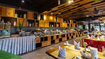 Breakfast served, international cuisine, garden views