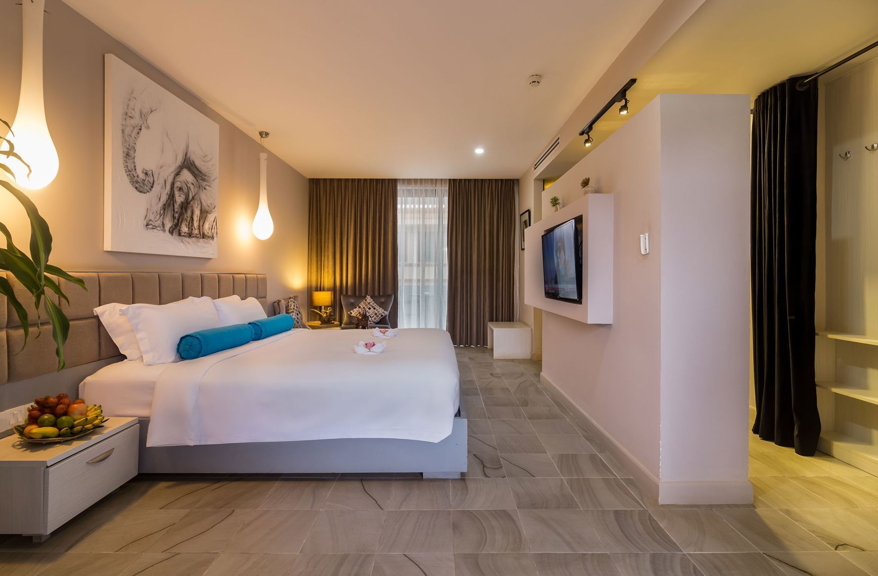 Egyptian cotton sheets, premium bedding, pillow-top beds, minibar