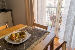 Apartment, 1 Bedroom (Split Level) | In-room dining - B&B I Tetti Napoli (Naples)