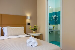 Frigobar, cofres nos quartos, escrivaninha, quartos à prova de som