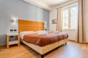 Quarto casal ou duplo standard, 1 cama King | Frigobar, cofres nos quartos, escrivaninha, quartos à prova de som