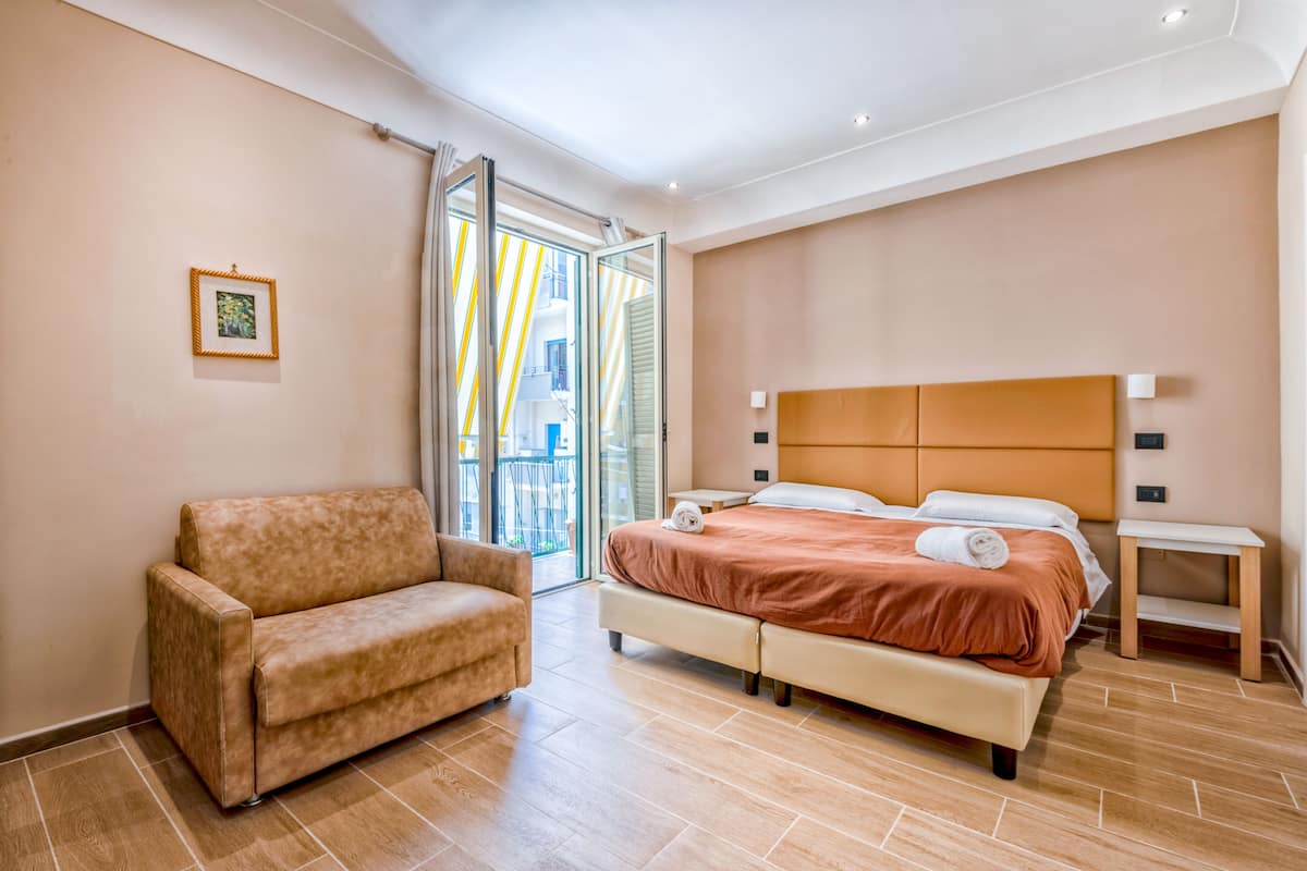 Minibar, coffres-forts dans les chambres, bureau, chambres insonorisées