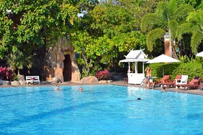 Outdoor pool, pool umbrellas, pool loungers - Fairtex Express (Pattaya)