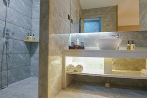 Chambre supérieure double | Salle de bain | Douche cascade, articles de toilette griffés, séchoir à cheveux