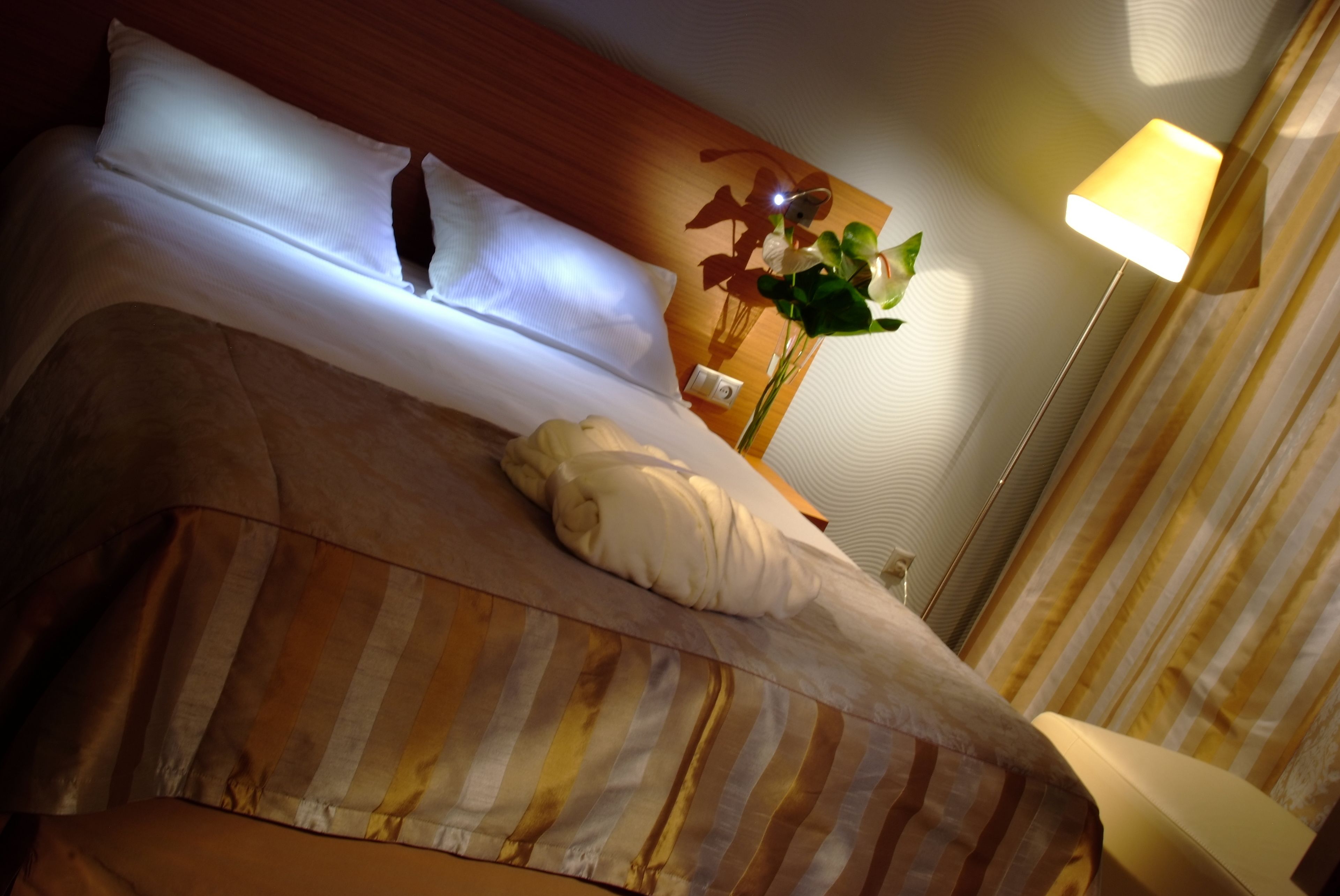 apartment | hypo-allergenic bedding, down duvets, pillow-top beds, desk