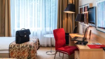 Twin Room | Hypo-allergenic bedding, down comforters, pillowtop beds, desk