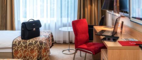 Twin Room | Hypo-allergenic bedding, down comforters, pillowtop beds, desk