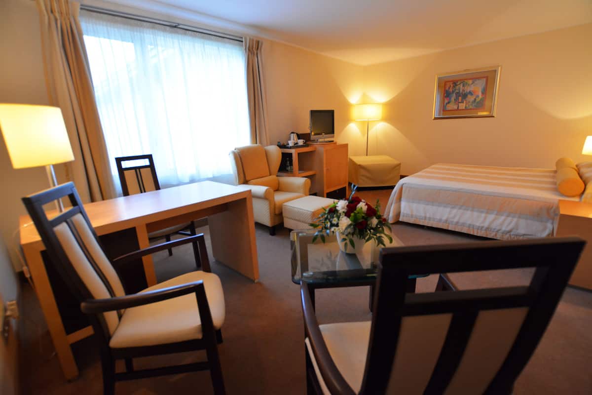 Junior Suite | Hypo-allergenic bedding available, down comforters, pillowtop beds, desk