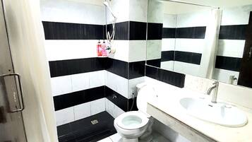 Superior Double Room | Bathroom | Shower, free toiletries, towels