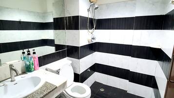 Kamar Double Standar, 1 Tempat Tidur Double | Kamar mandi | Shower, perlengkapan mandi gratis,  dan handuk