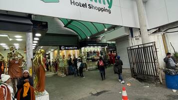 Fachada de loja com uma placa indicando 'Family Hotel Shopping'.