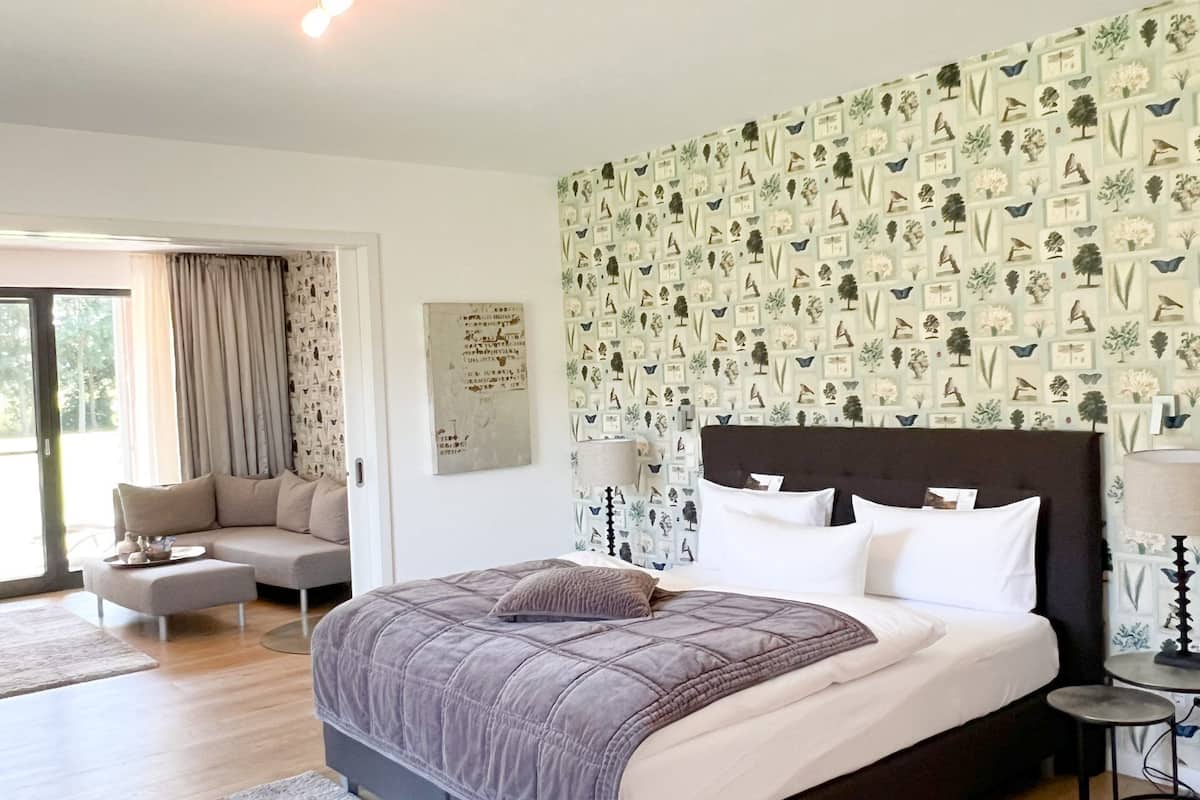 Suite | Hypo-allergenic bedding, minibar, individually furnished, desk