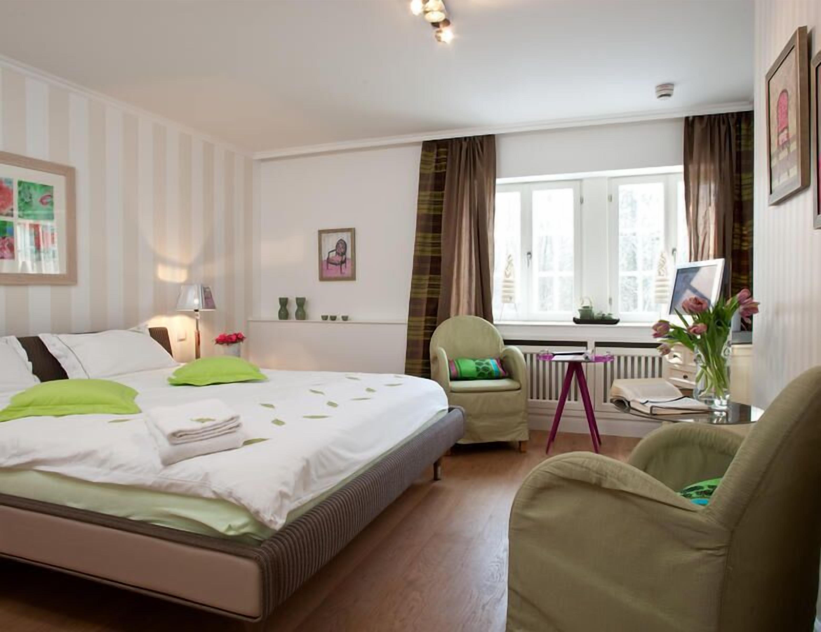 hypo-allergenic bedding, minibar, individually furnished, desk