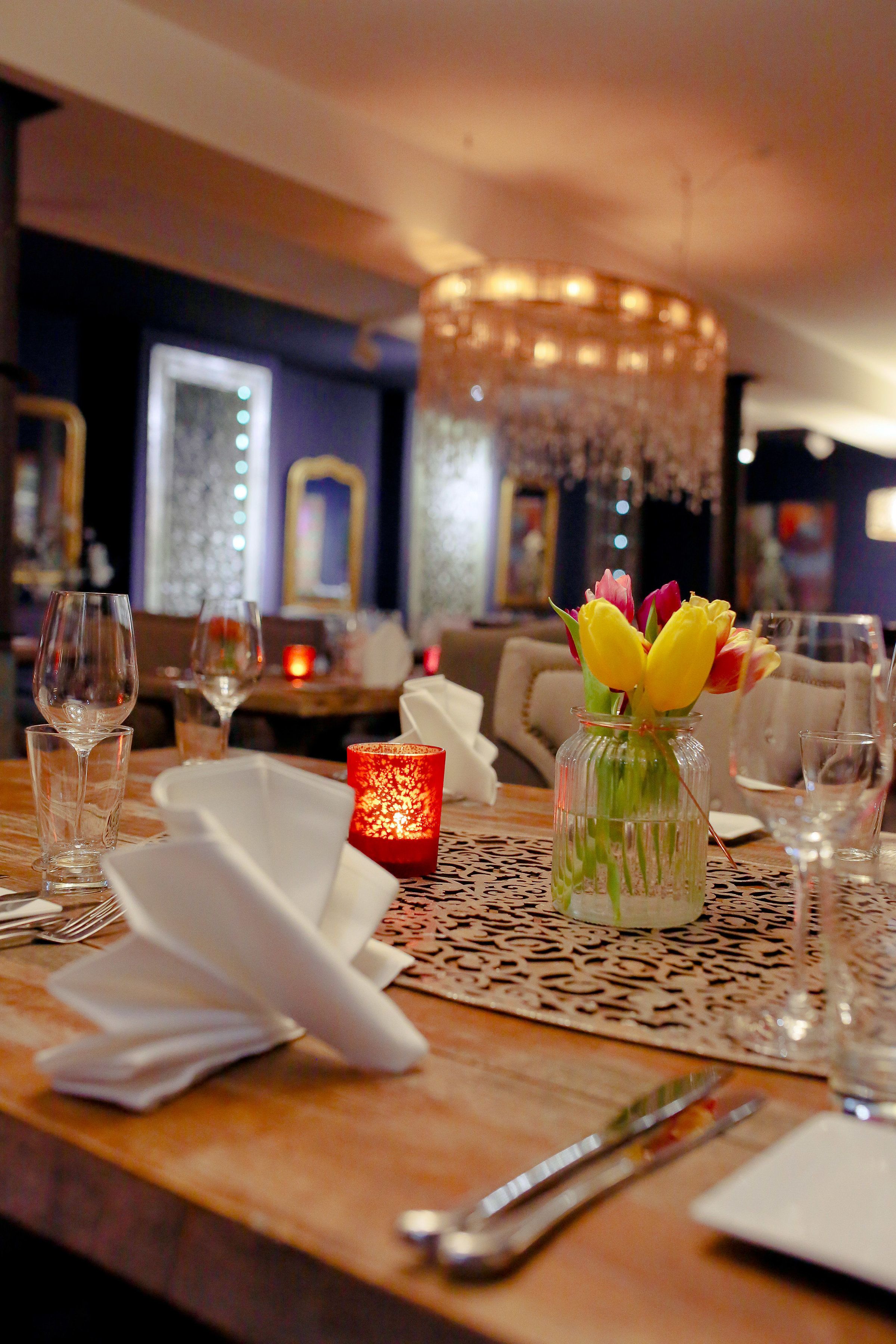 2 restaurants, dinner served, local and international cuisine