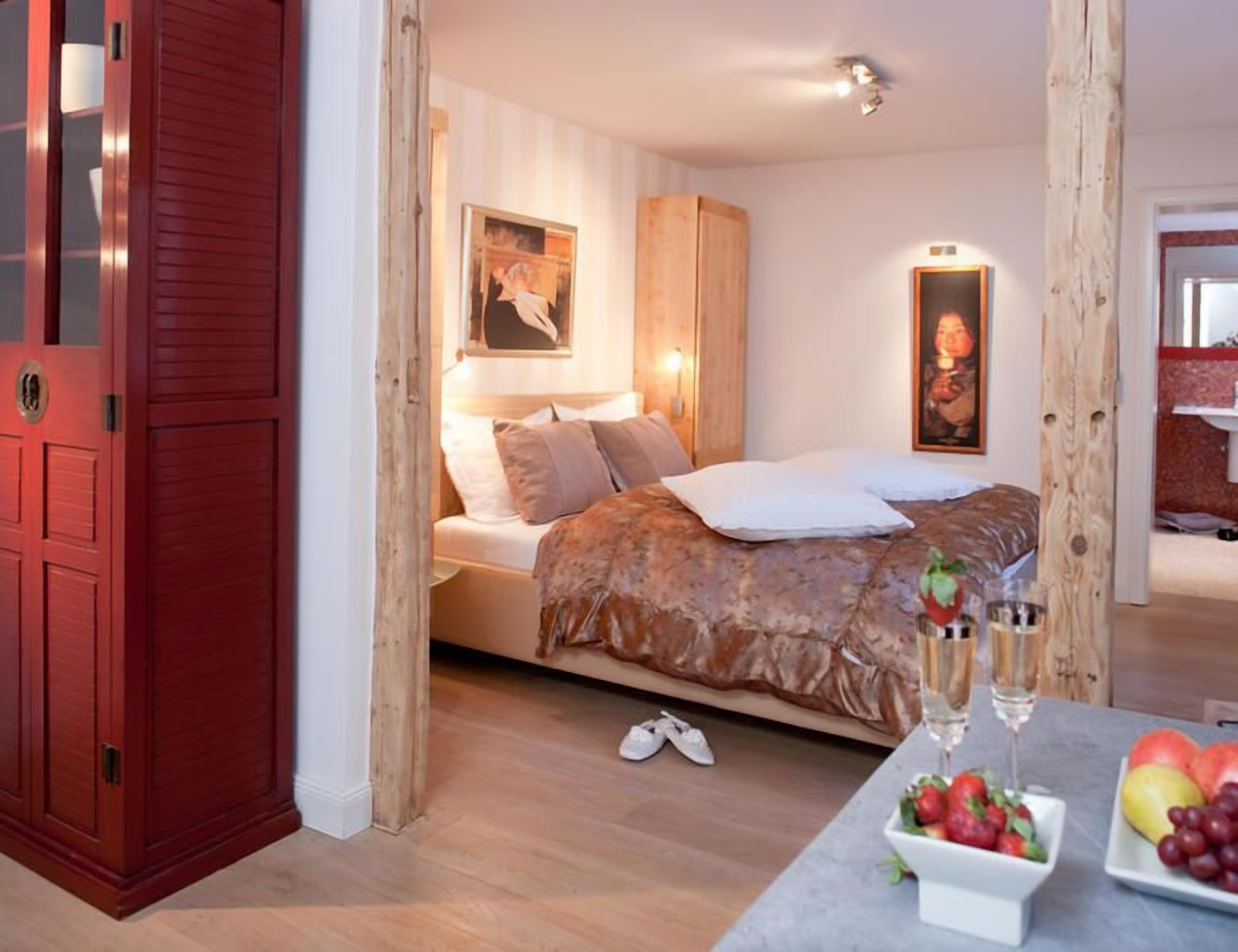 design suite | hypo-allergenic bedding, minibar, individually furnished, desk