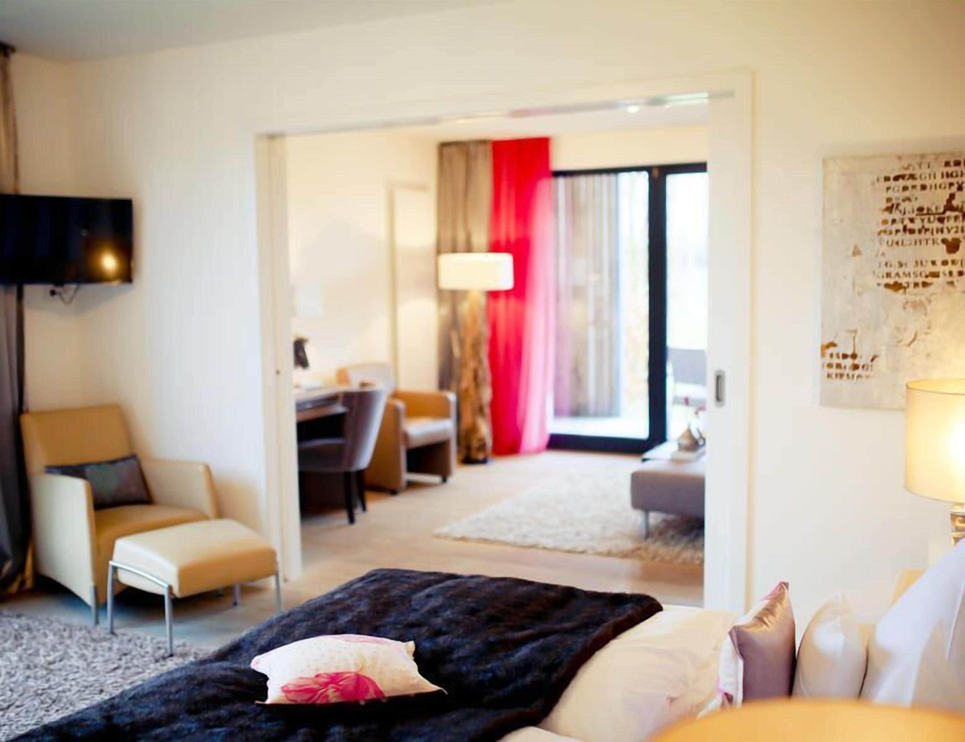 design suite | hypo-allergenic bedding, minibar, individually furnished, desk