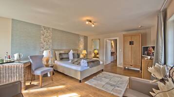 Habitación triple | Ropa de cama hipoalergénica, minibar, mobiliario individual y escritorio