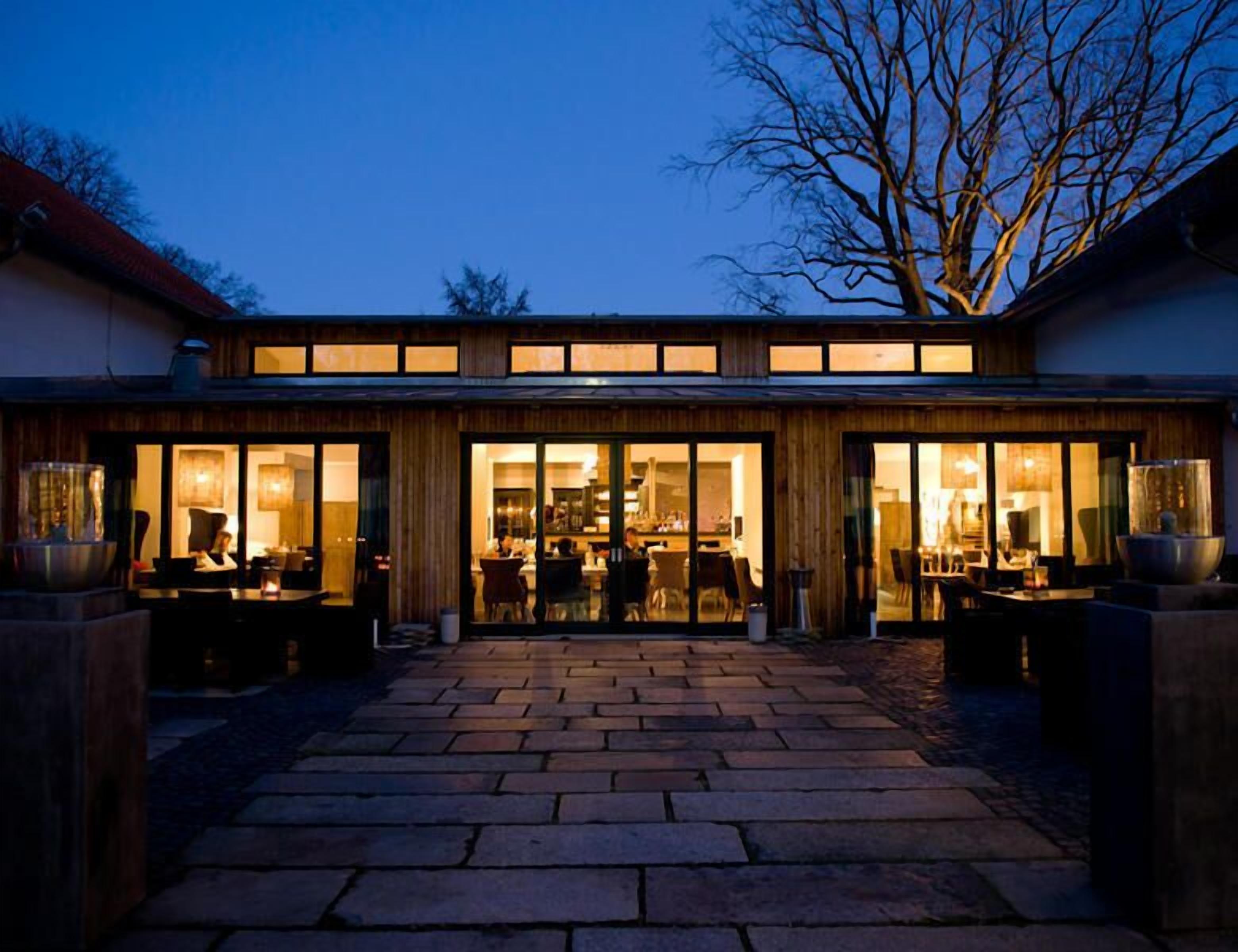 숙박 시설 정면 - 저녁/밤