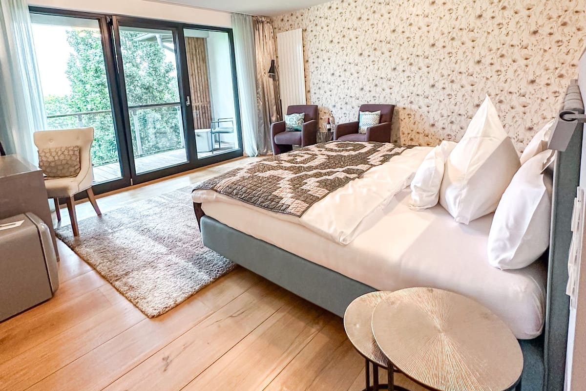 Hypo-allergenic bedding, minibar, individually furnished, desk