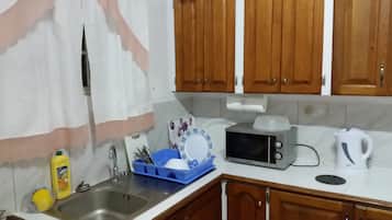 Departamento, 2 habitaciones, cocina, vista al jardín | Cocina privada | Refrigerador con congelador, microondas, horno y parrilla de estufa