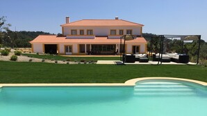 A two-story house with a swimming pool in the foreground. - Casa do Alfaro (Azambuja)