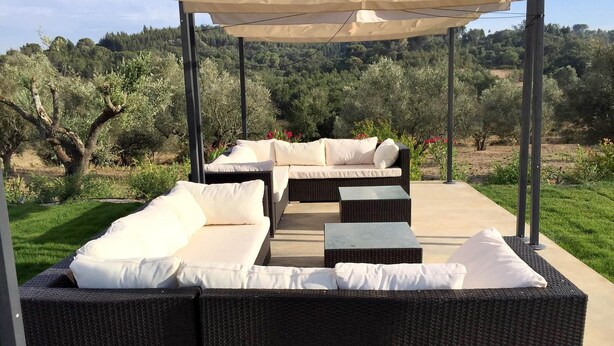 An outdoor seating area with wicker furniture and a canopy. - Casa do Alfaro (Azambuja)